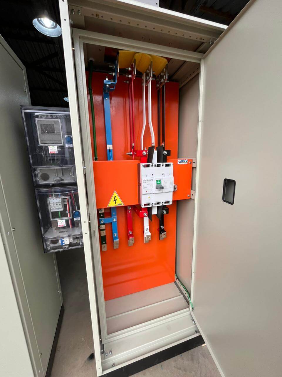 Quadro elétrico industrial com estrutura de alta capacidade